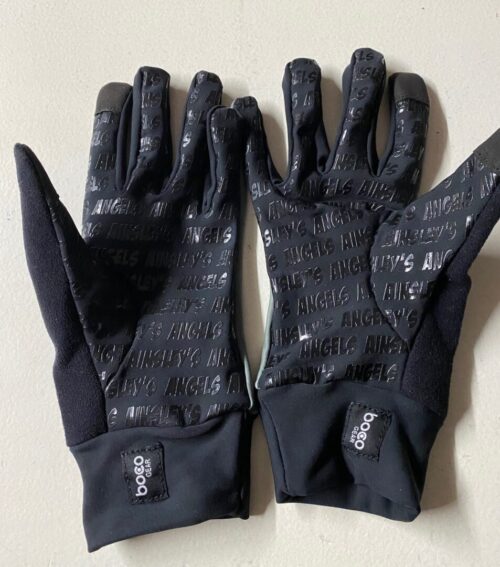 A picture of a pair of gloves in black color